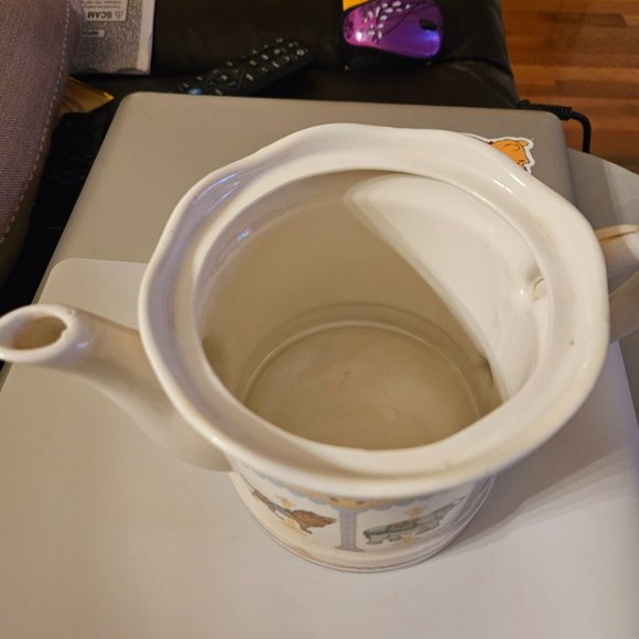 carousel porcelain teapot by j.s.n.y. Taiwan pastel colors w/lion elephant&horse - Picture 6 of 9